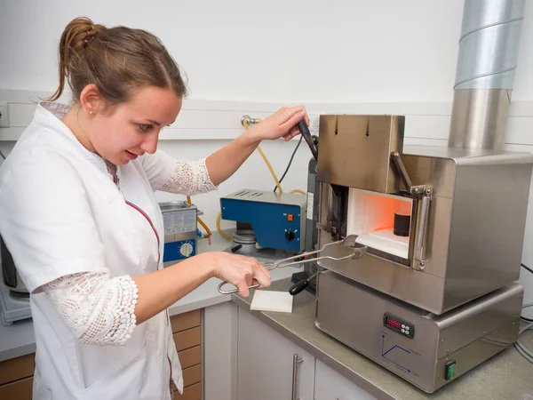 Diş bir laboratuarda çalışan kadın diş teknisyeni