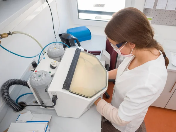 Diş bir laboratuarda çalışan kadın diş teknisyeni