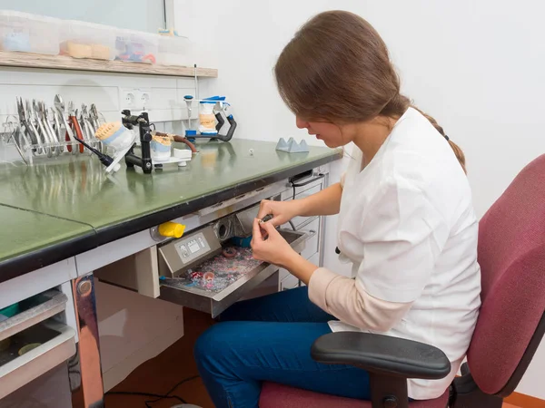 Diş bir laboratuarda çalışan kadın diş teknisyeni