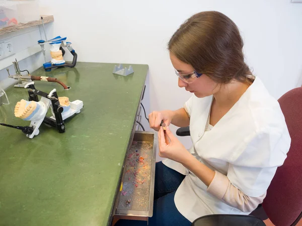 Diş bir laboratuarda çalışan kadın diş teknisyeni