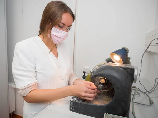 Diş bir laboratuarda çalışan kadın diş teknisyeni
