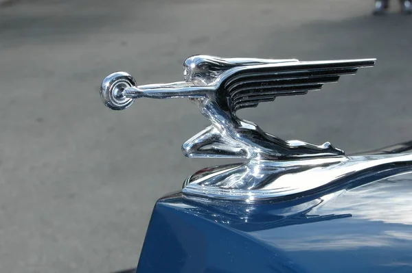Adorno de la campana restaurado coche — Foto de Stock