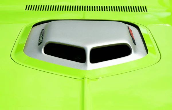 鮮やかな色の車ボンネット — ストック写真