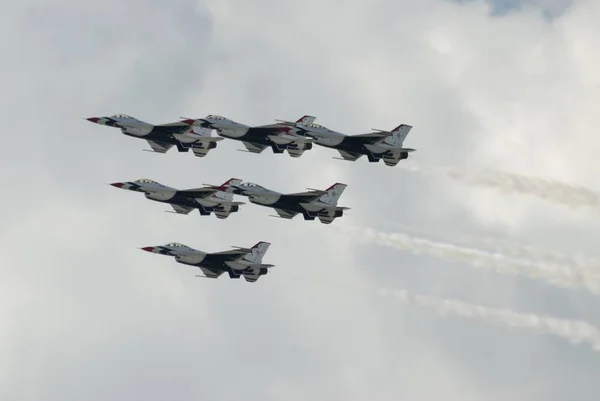 Aviões de trovão da Força Aérea voam — Fotografia de Stock