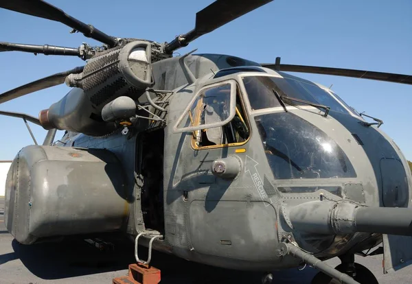 Военный вертолет на авиасалоне — стоковое фото