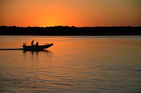 Ψαράδες στον ποταμό στο ηλιοβασίλεμα — Φωτογραφία Αρχείου