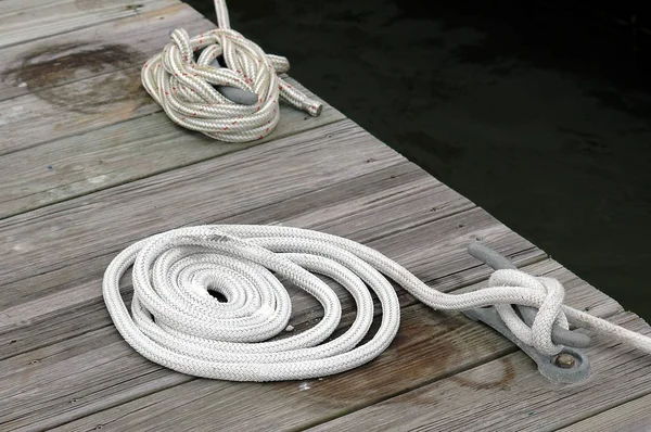 Βάρκα σχοινί γραβάτα ups στο dock — Φωτογραφία Αρχείου