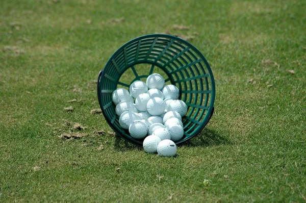 Корзина мячей для гольфа — стоковое фото