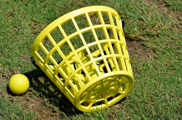 Cesta de pelotas de golf —  Fotos de Stock