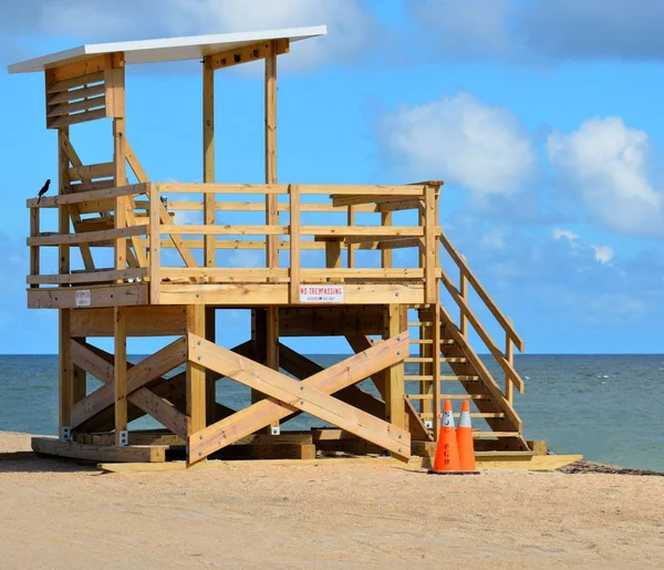 Badmeester Stand op Beach Florida, Verenigde Staten — Stockfoto