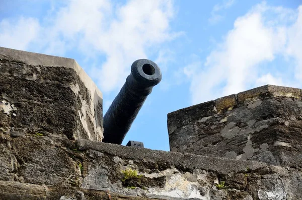 Пушка в замке Сан-Маркос — стоковое фото