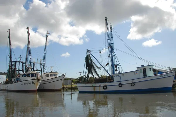 Commerciële visserij boten afgemeerd — Stockfoto