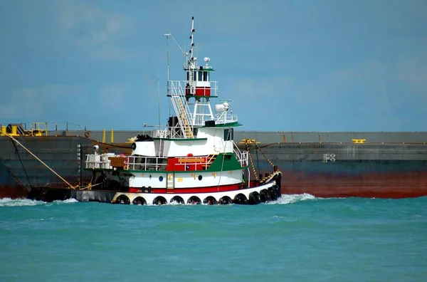 Sleepboot boot caravan een aak — Stockfoto