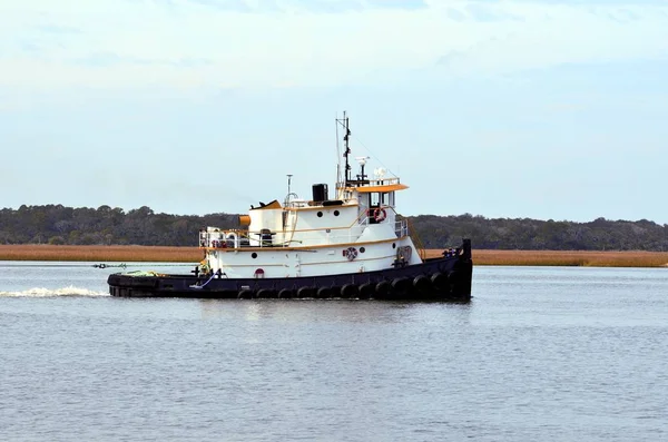 Barco rebocador Cruzeiro no rio — Fotografia de Stock
