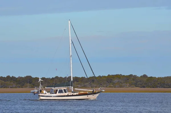 Zeilboot cruisen langs de rivier — Stockfoto