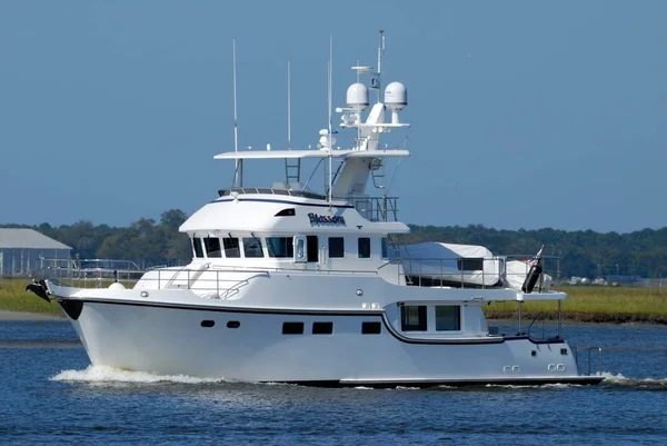 Yacht Cruising Along the river — Stock Photo, Image