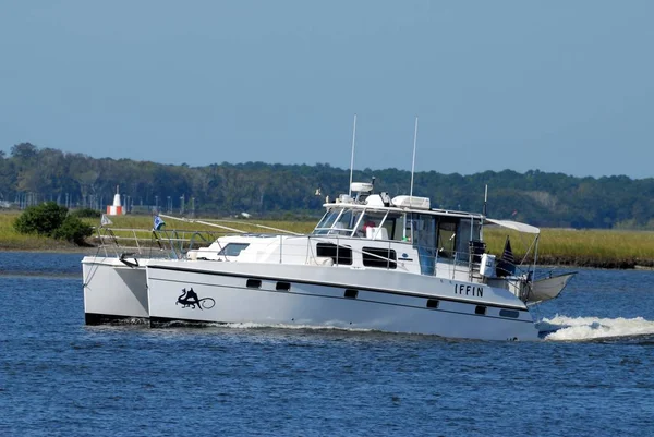 Croisière en bateau le long de la rivière — Photo