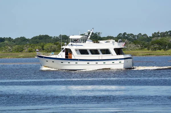 Jacht cruisen langs de rivier — Stockfoto