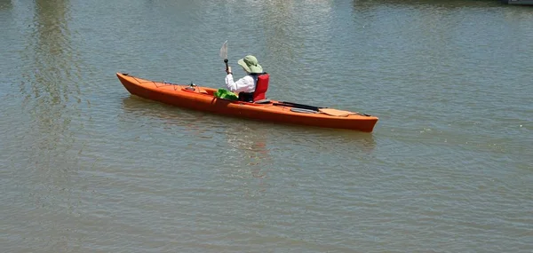 Lady Kayaking na řece — Stock fotografie