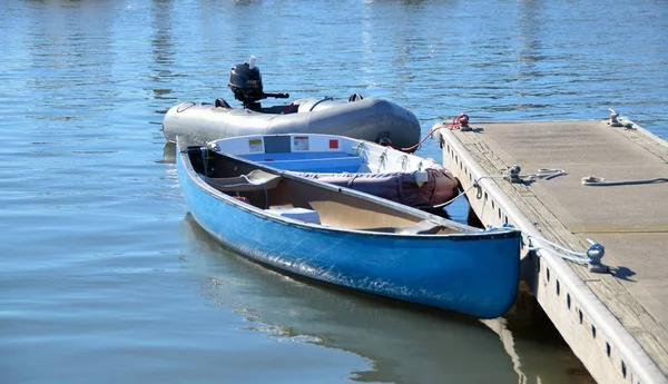 Canoa y botes flojos atracados — Foto de Stock