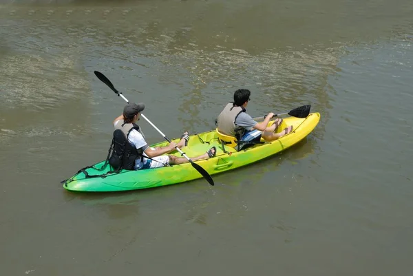 Ludzie, spływy kajakowe na rzece — Zdjęcie stockowe