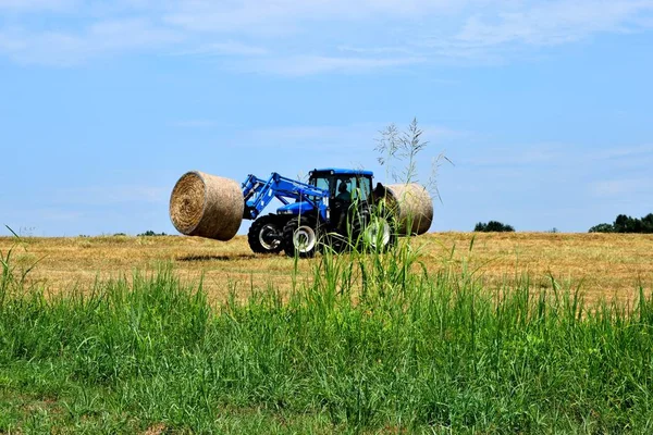 Traktor terhelési bála széna — Stock Fotó