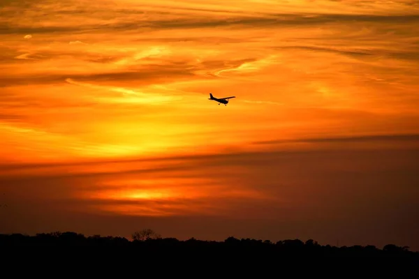 Flugzeug Landet Bei Sonnenuntergang Über Dem Fluss Nordstrand Von Florida — Stockfoto