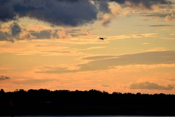 Pôr Sol Sobre Rio Com Avião Fundo — Fotografia de Stock