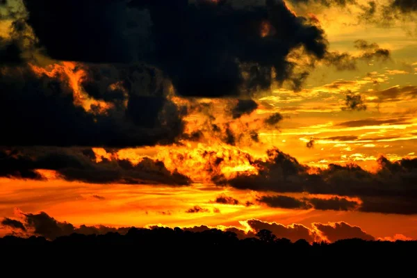 Wunderschöner Sonnenuntergang Mit Wolken Über Dem Fluss Bei Florida Usa — Stockfoto