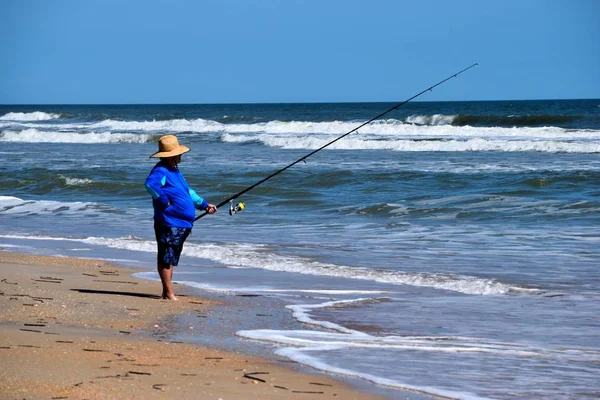 Sörf Balıkçısı okyanus arka planında