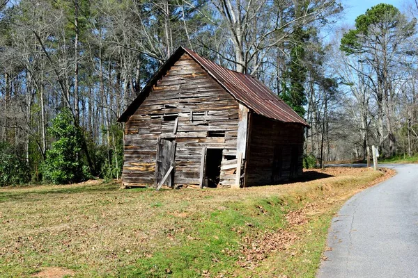 アメリカのジョージア州の田舎にある古い素朴な農場の納屋 — ストック写真
