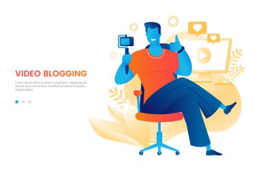 Video blogger vektör illüstrasyonu. Adam kendini video kamerayla vuruyor. Vlogger iş başında. Adam masada oturan bir video bloğu yönetiyor. Tasarımın için bir element. Düz biçim.
