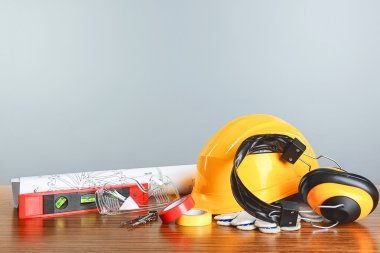 İnşaat planları araçları ve açık renkli kask
