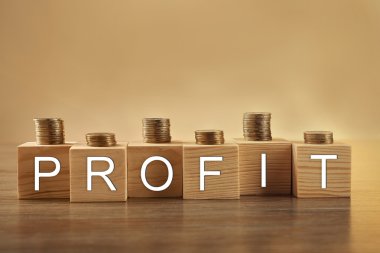 Ahşap küpleri ile metin ve bej renkli arka plan üzerinde paralar için boşluk. Para kavramı