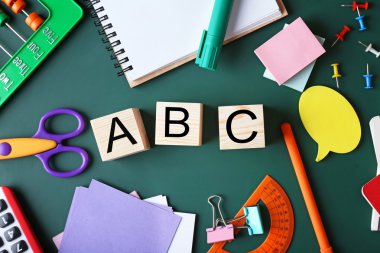 Renkli ileti örneği ve word Abc kara tahta üzerinde kompozisyon