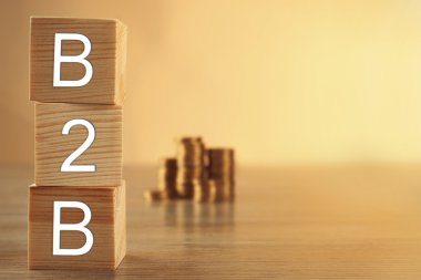 Ahşap küpleri ile metin ve bej renkli arka plan üzerinde paralar için boşluk. Para kavramı