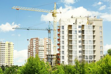 Vinç ve bina inşaat gökyüzü arka plan üzerinde