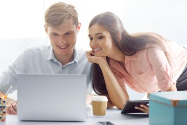 Yakışıklı adam ofiste iş fikirleri tartışmak ile güzel kadın