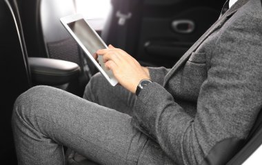 İşadamı tablet bir araba ile