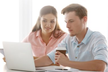 Yakışıklı adam güzel bir kadınla  