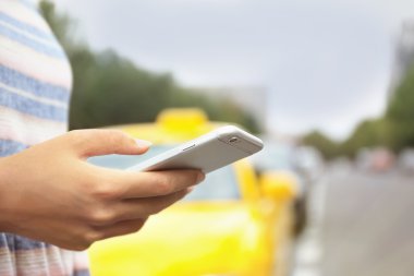 Taksi çağıran cellphone ile el