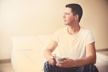 yakışıklı bir adam sabah kahve tadım