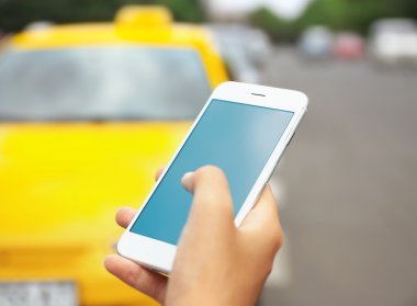 Taksi çağıran cellphone ile el