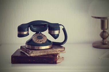 Beyaz masa üzerinde Vintage telefon