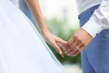 Gelin ve damat birlikte elele açık