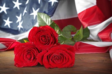 Kırmızı gül ve Amerikan bayrağı