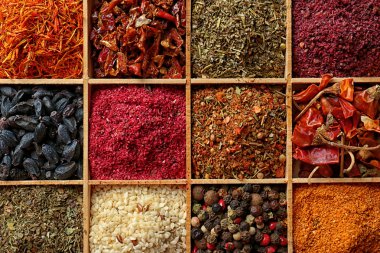 Ahşap hücreleri, closeup içinde farklı baharatlar