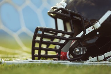 Rugby kask çimenlerin üzerinde