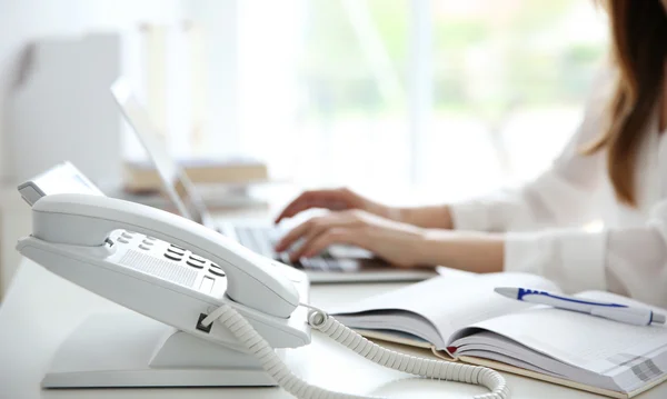 Femme d'affaires avec téléphone IP de bureau — Photo