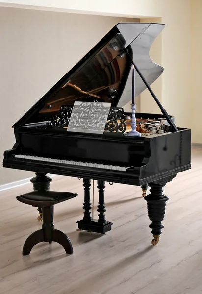 Mooie zwarte piano op de lichte kamer — Stockfoto